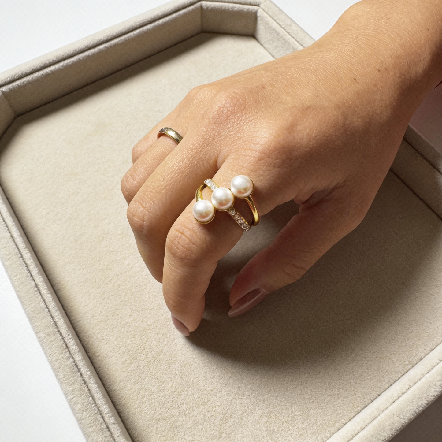 Anel Alva Dourado Perolado